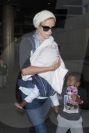 PEOPLE - Katherine Heigl landet mit Locken und einer Brille in Los Angeles