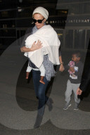 PEOPLE - Katherine Heigl landet mit Locken und einer Brille in Los Angeles