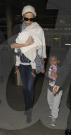 PEOPLE - Katherine Heigl landet mit Locken und einer Brille in Los Angeles
