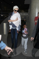 PEOPLE - Katherine Heigl landet mit Locken und einer Brille in Los Angeles