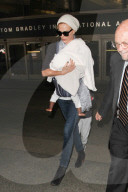 PEOPLE - Katherine Heigl landet mit Locken und einer Brille in Los Angeles