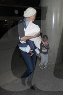 PEOPLE - Katherine Heigl landet mit Locken und einer Brille in Los Angeles