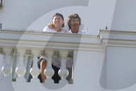 PEOPLE - Die Rolling Stones grüssen Fans von ihrem Hotel Balkon in Rio de Janeiro