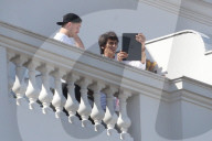 PEOPLE - Die Rolling Stones grüssen Fans von ihrem Hotel Balkon in Rio de Janeiro