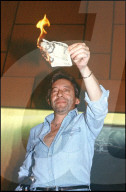 SERGE GAINSBOURG BRULE DEUX BILLETS DE 500 FRANCS