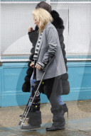 PEOPLE - Kate Moss mit einem gebrochenen Bein in London