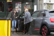 PEOPLE - Kate Moss mit einem gebrochenen Bein in London