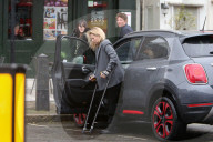 PEOPLE - Kate Moss mit einem gebrochenen Bein in London