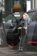 PEOPLE - Kate Moss mit einem gebrochenen Bein in London