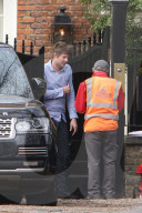 PEOPLE - Kate Moss mit einem gebrochenen Bein in London