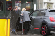 PEOPLE - Kate Moss mit einem gebrochenen Bein in London