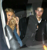 PEOPLE - Nick Jonas im Ausgang mit einem 'Kate Hudson look-alike'