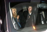 PEOPLE - Nick Jonas im Ausgang mit einem 'Kate Hudson look-alike'