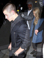 PEOPLE - Nick Jonas im Ausgang mit einem 'Kate Hudson look-alike'