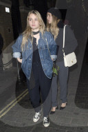 PEOPLE - Suki Waterhouse im Ausgang mit ihre Schwester und Brandon Davis in London