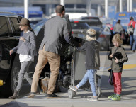 PEOPLE - Naomi Watts mit  Liv Schreiver und Kinder zurueck aus den Ferien 