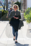 PEOPLE - Happy Dog wird von Katherine Heigl gekrault