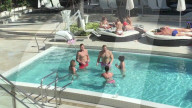 EXKLUSIV - Rob Gronkowski entspannt sich am Pool nach 'Gronk's Party Ship'