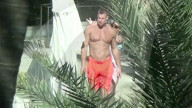 EXKLUSIV - Rob Gronkowski entspannt sich am Pool nach 'Gronk's Party Ship'