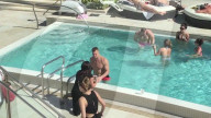 EXKLUSIV - Rob Gronkowski entspannt sich am Pool nach 'Gronk's Party Ship'