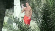 EXKLUSIV - Rob Gronkowski entspannt sich am Pool nach 'Gronk's Party Ship'