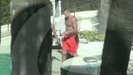 EXKLUSIV - Rob Gronkowski entspannt sich am Pool nach 'Gronk's Party Ship'
