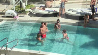 EXKLUSIV - Rob Gronkowski entspannt sich am Pool nach 'Gronk's Party Ship'