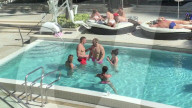 EXKLUSIV - Rob Gronkowski entspannt sich am Pool nach 'Gronk's Party Ship'