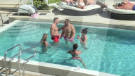 EXKLUSIV - Rob Gronkowski entspannt sich am Pool nach 'Gronk's Party Ship'