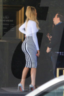 PEOPLE -  Khloe Kardashian zeigt ihre Kruven