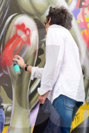 PEOPLE - Ronnie Wood sprüht das Stones Logo auf eine Beton Wand in Sao Paulo