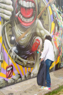 PEOPLE - Ronnie Wood sprüht das Stones Logo auf eine Beton Wand in Sao Paulo