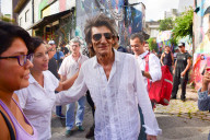 PEOPLE - Ronnie Wood sprüht das Stones Logo auf eine Beton Wand in Sao Paulo