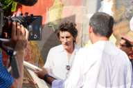 PEOPLE - Ronnie Wood sprüht das Stones Logo auf eine Beton Wand in Sao Paulo