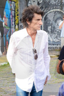 PEOPLE - Ronnie Wood sprüht das Stones Logo auf eine Beton Wand in Sao Paulo