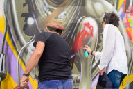 PEOPLE - Ronnie Wood sprüht das Stones Logo auf eine Beton Wand in Sao Paulo