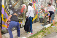 PEOPLE - Ronnie Wood sprüht das Stones Logo auf eine Beton Wand in Sao Paulo