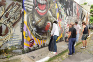 PEOPLE - Ronnie Wood sprüht das Stones Logo auf eine Beton Wand in Sao Paulo