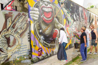 PEOPLE - Ronnie Wood sprüht das Stones Logo auf eine Beton Wand in Sao Paulo