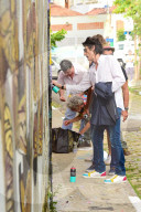 PEOPLE - Ronnie Wood sprüht das Stones Logo auf eine Beton Wand in Sao Paulo