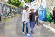 PEOPLE - Ronnie Wood sprüht das Stones Logo auf eine Beton Wand in Sao Paulo