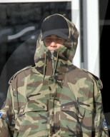 EXKLUSIV - Justin Beiber landet gut getarnt und vermummt in England