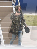 EXKLUSIV - Justin Beiber landet gut getarnt und vermummt in England