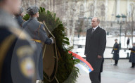 NEWS - Moskau: Wladimir Putin am Grab des unbekannten Soldaten