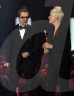 PEOPLE - Brit Awards: Annie Lennox und Gary Oldman ehren David Bowie