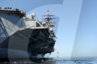 FEATURE - "Swim Call" - Matrosen hüpfen zu hunderten von ihren Navy-Schiffen