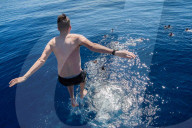 FEATURE - "Swim Call" - Matrosen hüpfen zu hunderten von ihren Navy-Schiffen