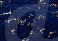 FEATURE - "Swim Call" - Matrosen hüpfen zu hunderten von ihren Navy-Schiffen