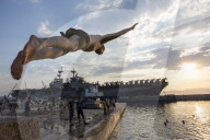 FEATURE - "Swim Call" - Matrosen hüpfen zu hunderten von ihren Navy-Schiffen