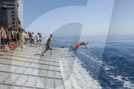FEATURE - "Swim Call" - Matrosen hüpfen zu hunderten von ihren Navy-Schiffen